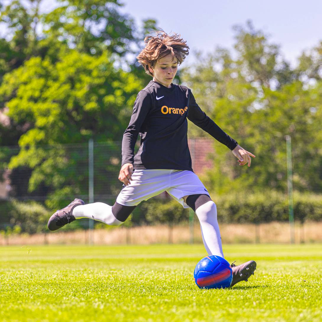 Le club de football de Mandelieu-la-Napoule, Orange.