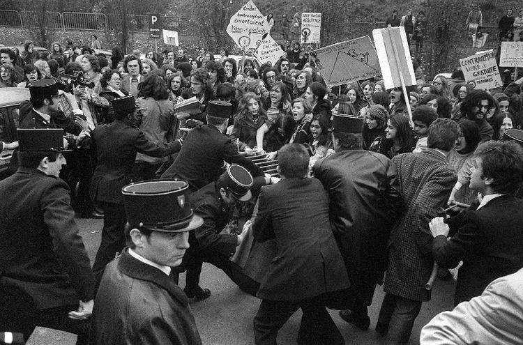 17 janvier1975, adoption de la loi Veil